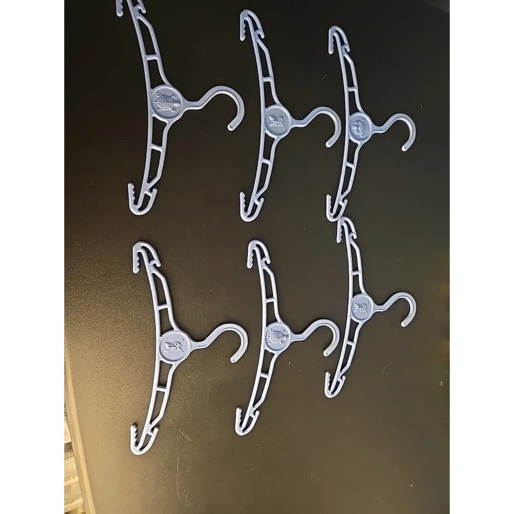 Vintage Baby Infant Clothes Hangers Hard Plastic Bear M Dog Turtle Set of 6‎
